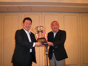 個人男性優勝（荒井宏幸さん）へ市長杯が贈られました