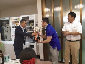 優勝杯の授与