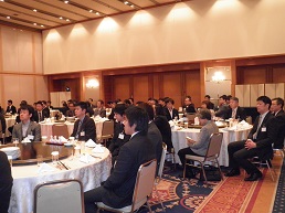 熱いトークに耳を傾けています