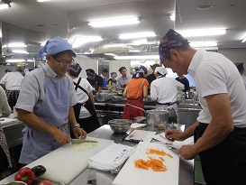 慣れない手つきで奮闘中