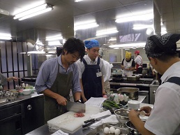 料理男子の見事な包丁さばき！？