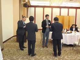 懇親会での名刺交換