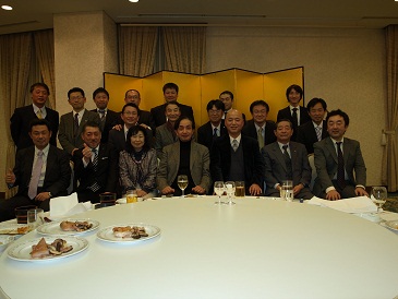 後藤先生を囲んで記念撮影・皆さまお疲れさまでした