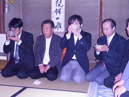 緊張した面持ちで・・・全員で頂きました